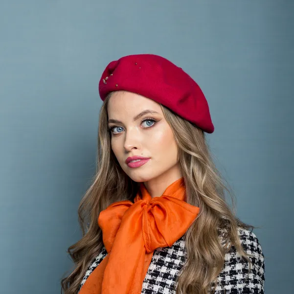 Różowy beret z delikatnym błyskiem. Różowy beret z delikatnym błyskiem.