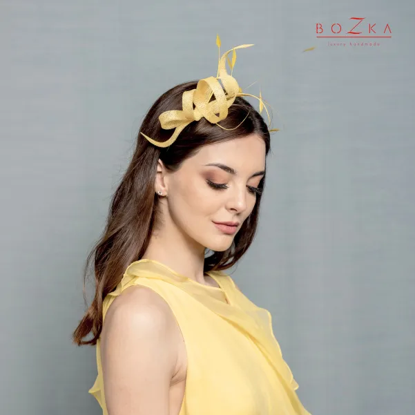 Delikatny żółty stroik z piórkami.