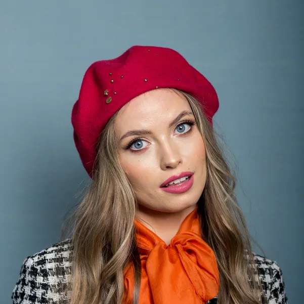 Różowy beret z delikatnym błyskiem. Różowy beret z delikatnym błyskiem.