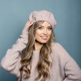 Pudrowy beret damski z subtelnym błyskiem.