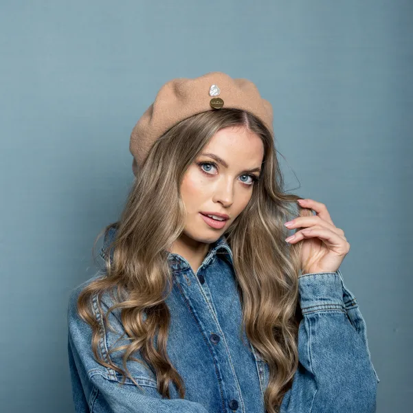 Beżowy klasyczny beret damski z perłą.