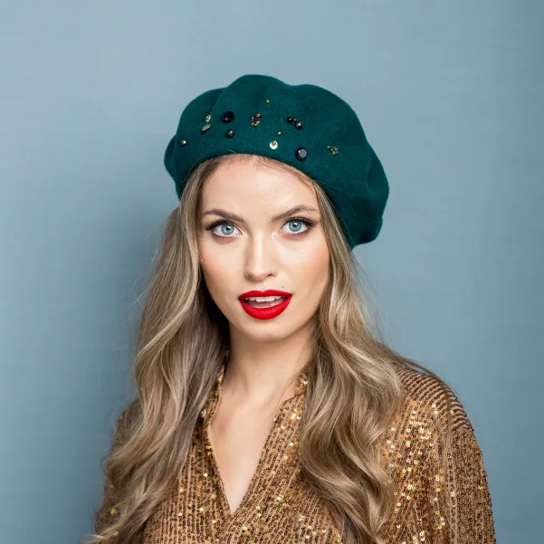 Fantazyjny zielony beret z błyskiem.
