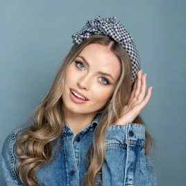 Gruba opaska w beżowo-granatową kratkę.