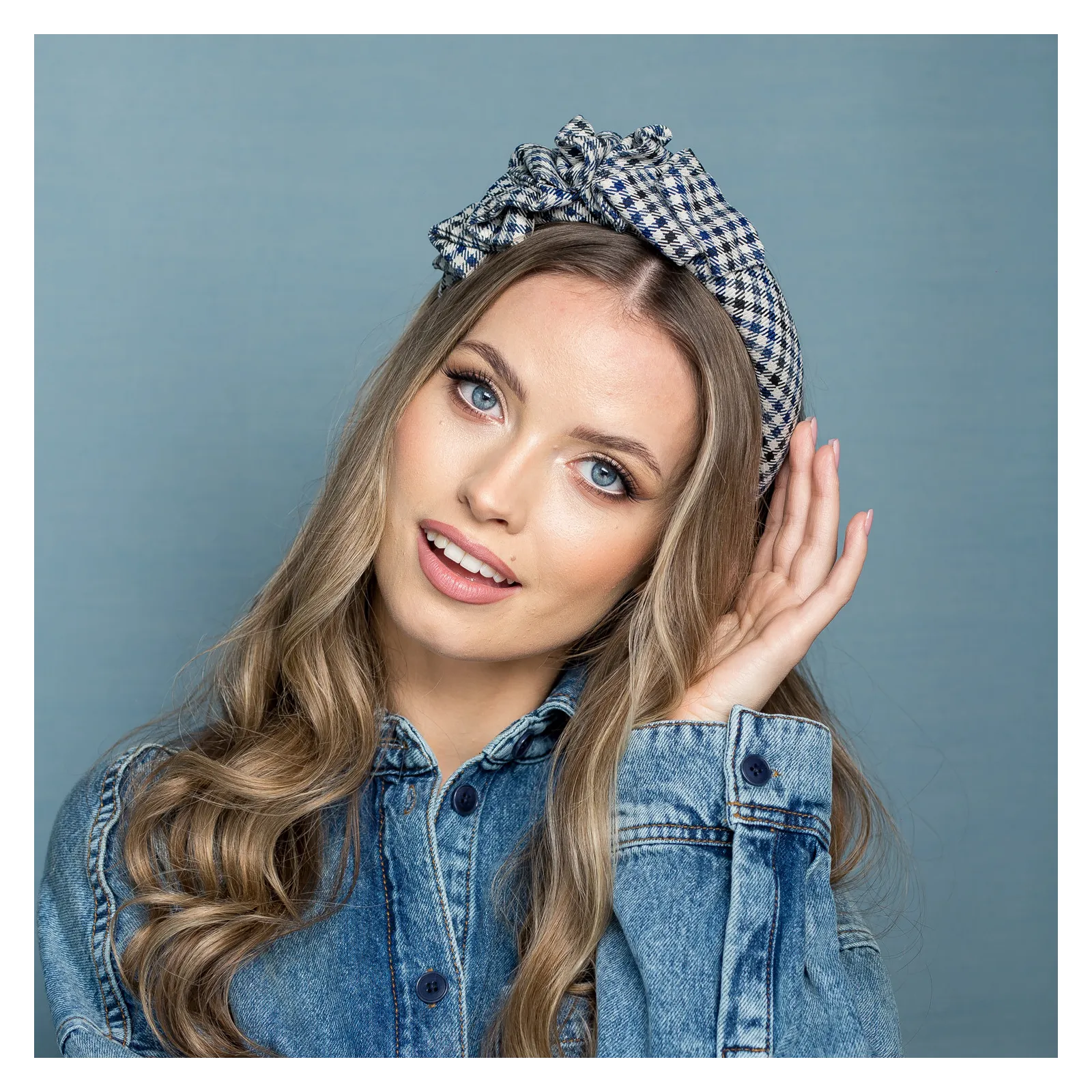 Gruba opaska w beżowo-granatową kratkę.