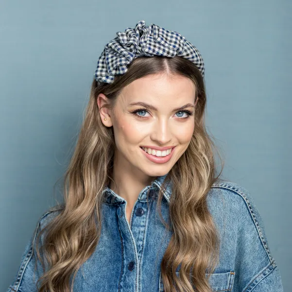 Gruba opaska w beżowo-granatową kratkę.