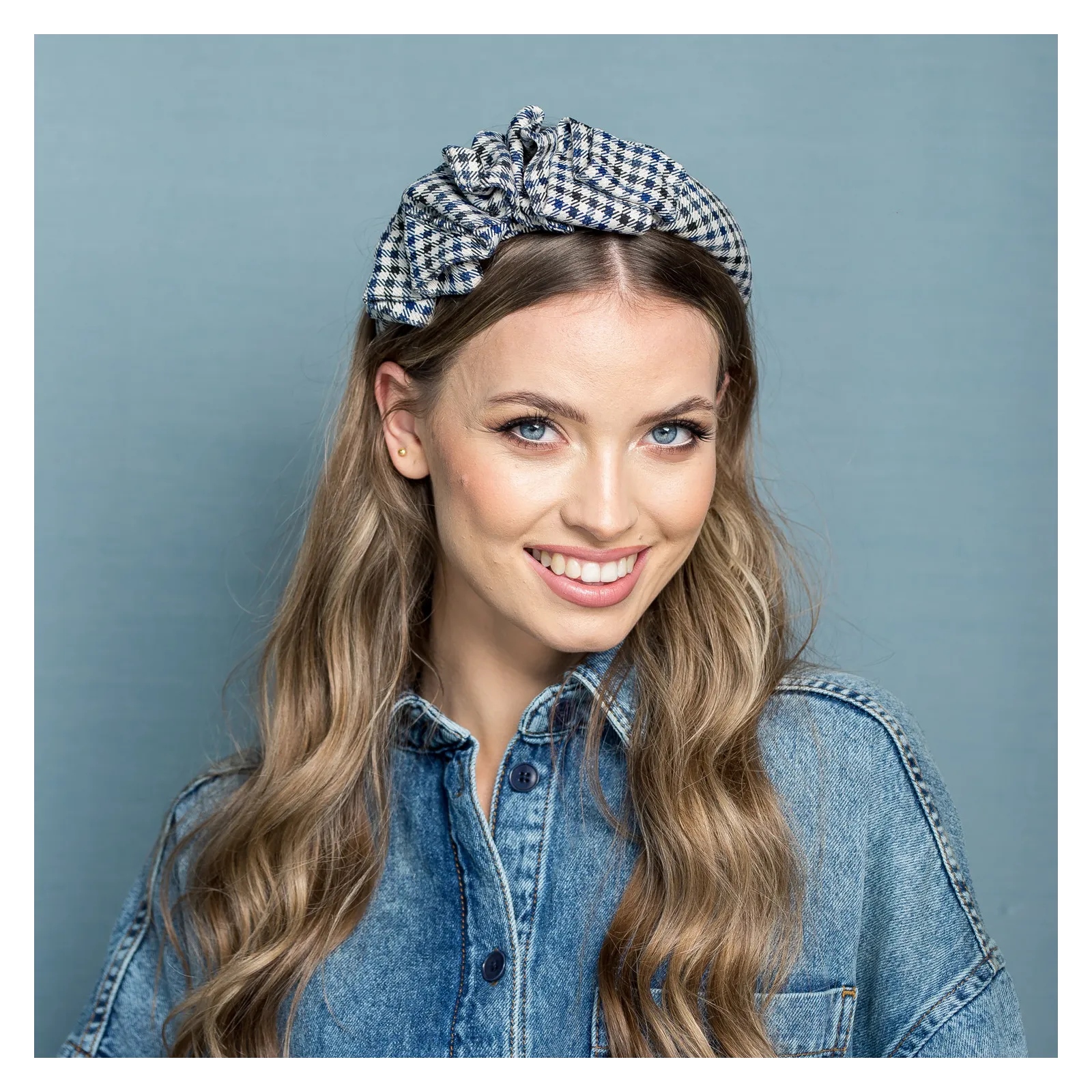 Gruba opaska w beżowo-granatową kratkę.