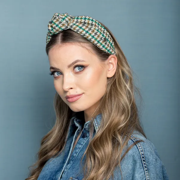 Opaska supeł w zielono-beżową pepitkę.