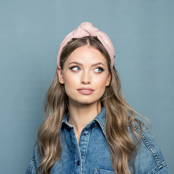 Tweedowa pudrowa opaska w jodełkę.