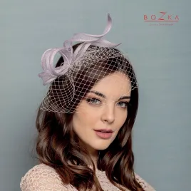 Liliowy ekstrawagancki stroik do włosów.