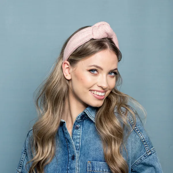 Tweedowa pudrowa opaska w jodełkę.