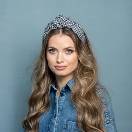 Opaska w kratkę z ozdobnym supłem.