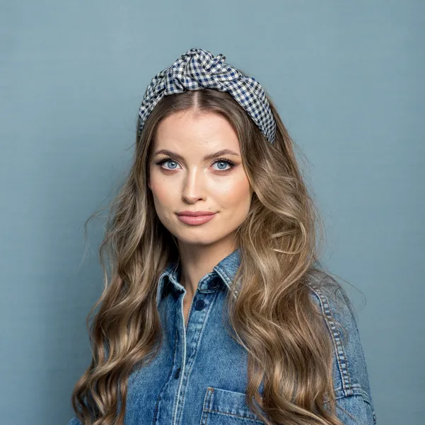 Opaska w kratkę z ozdobnym supłem.