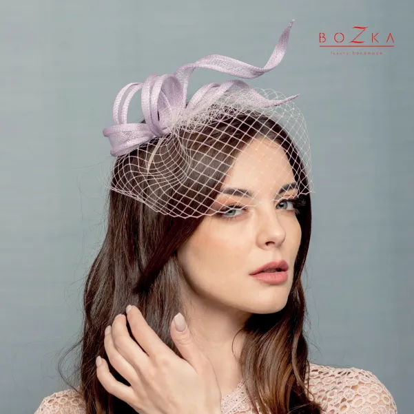 Liliowy ekstrawagancki stroik do włosów.