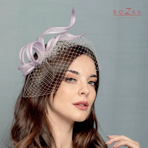 Liliowy ekstrawagancki stroik do włosów.