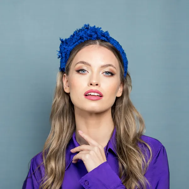 Kobaltowa tweedowa opaska damska z ozdobą. Kobaltowa tweedowa opaska damska z ozdobą.