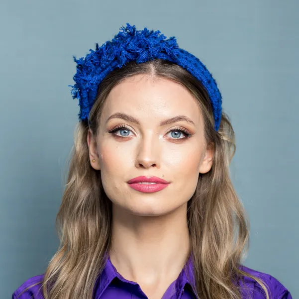 Kobaltowa tweedowa opaska damska z ozdobą. Kobaltowa tweedowa opaska damska z ozdobą.