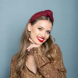 Błyszcząca opaska burgundowa z wiązaniem.