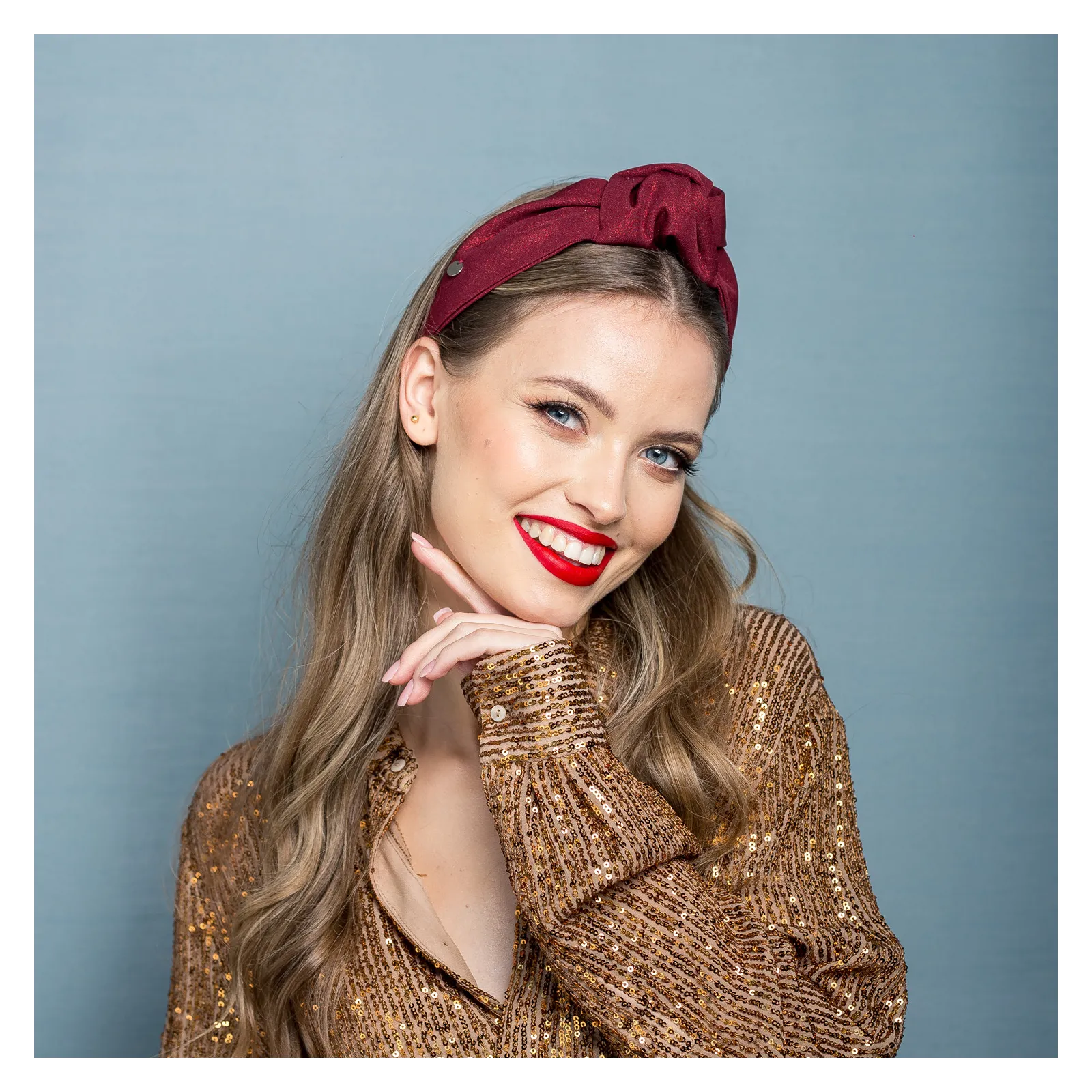 Błyszcząca opaska burgundowa z wiązaniem.