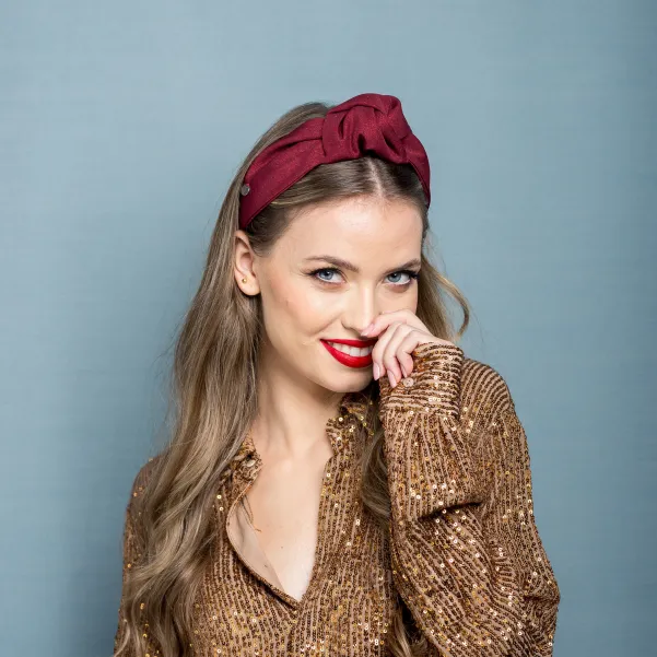 Błyszcząca opaska burgundowa z wiązaniem.