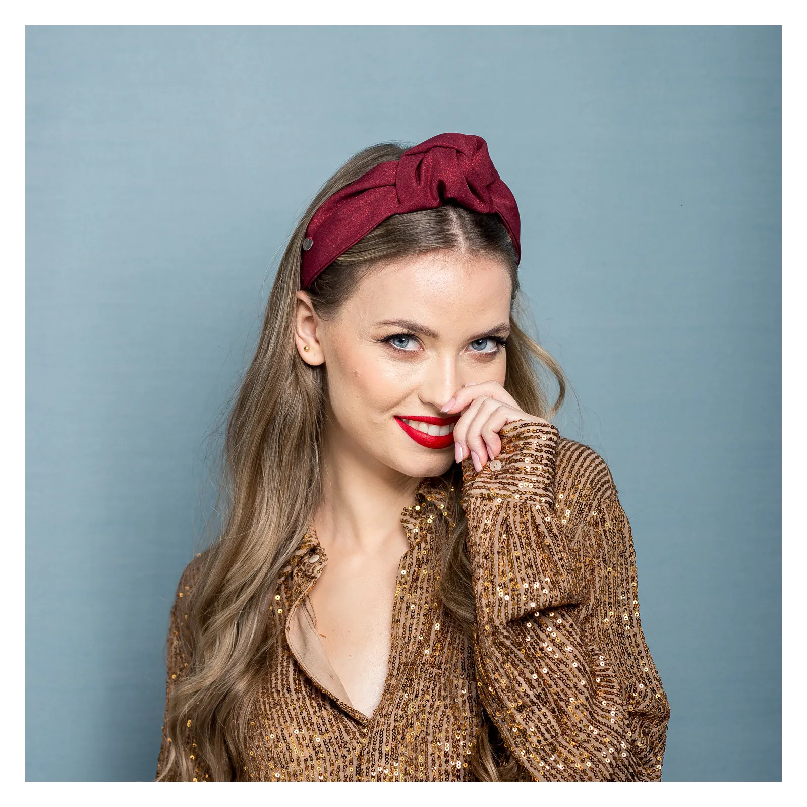 Błyszcząca opaska burgundowa z wiązaniem.