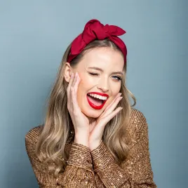 Bordowa opaska damska z kokardką.