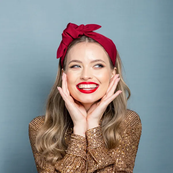 Bordowa opaska damska z kokardką.