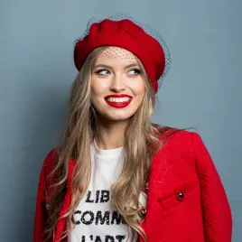 Czerwony paryski beret z woalką.