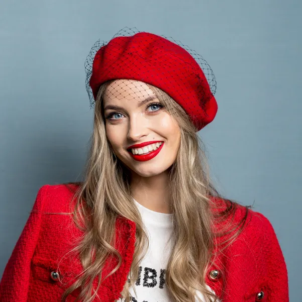 Czerwony paryski beret z woalką.