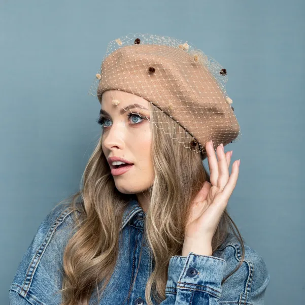 Beżowy beret z nakrapianą woalką. Beżowy beret z nakrapianą woalką.