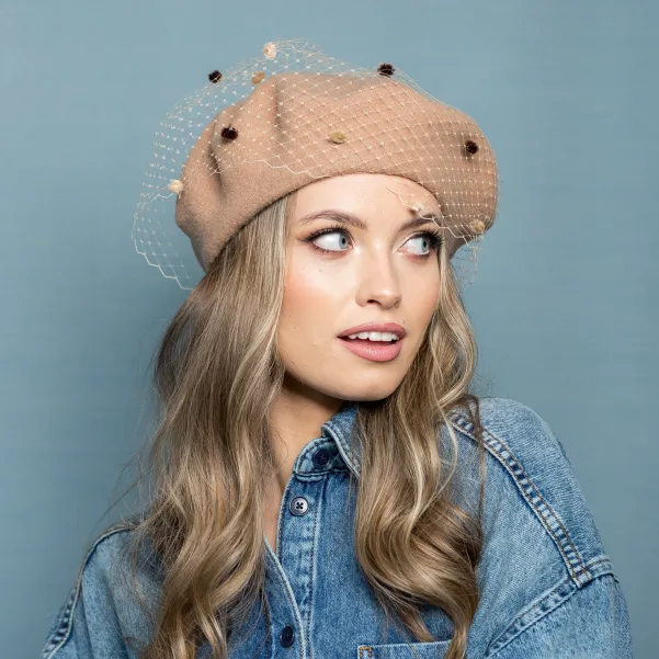 Beżowy beret z nakrapianą woalką. Beżowy beret z nakrapianą woalką.