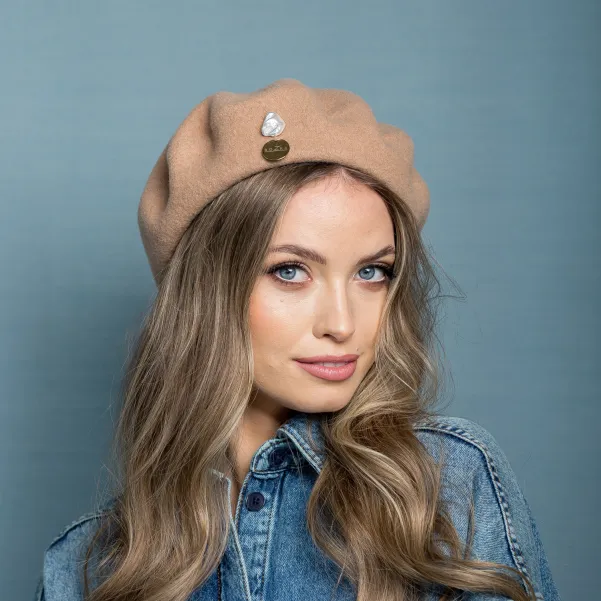 Beżowy klasyczny beret damski z perłą.