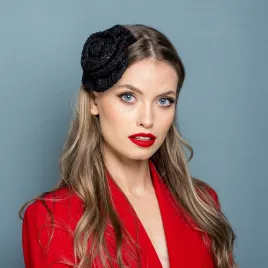 Ozdobna opaska czarna z tweedowym kwiatem.