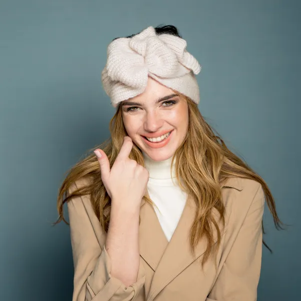 Bardzo szeroka zimowa moherowa opaska w turbanowym stylu.