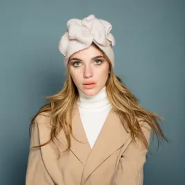 Bardzo szeroka zimowa moherowa opaska w turbanowym stylu.