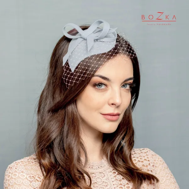 Niebieski filcowy stroik do włosów z niewielką woalką.