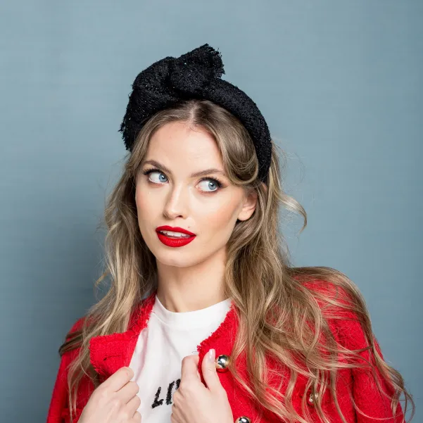 Gruba czarna tweedowa opaska z kokardą.