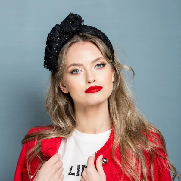 Gruba czarna tweedowa opaska z kokardą.