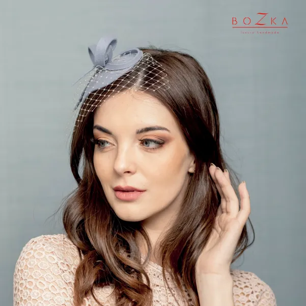 Niebieski filcowy stroik do włosów z niewielką woalką.