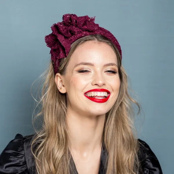 Sztywna błyszcząca opaska w kolorze wina.