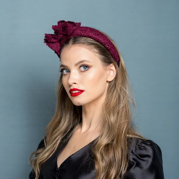 Sztywna błyszcząca opaska w kolorze wina.