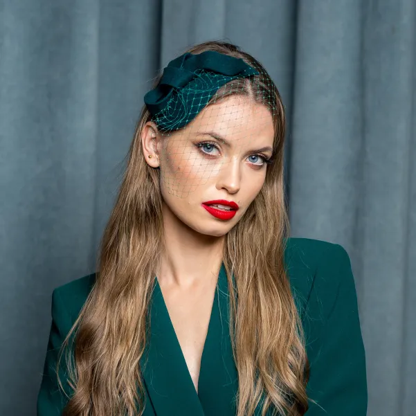 Zielona butelkowa ozdoba do włosów z woalką.