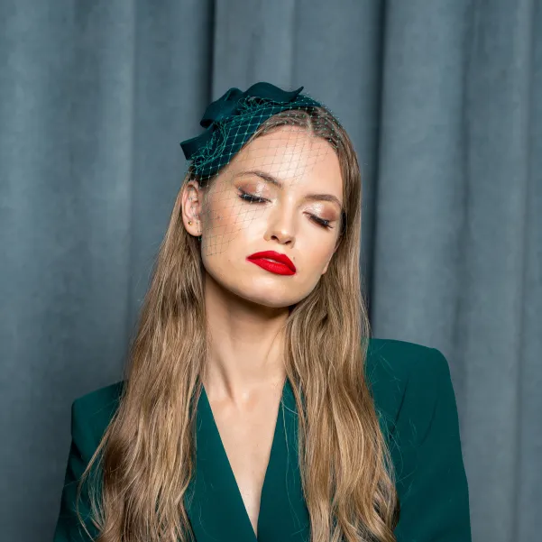 Zielona butelkowa ozdoba do włosów z woalką.