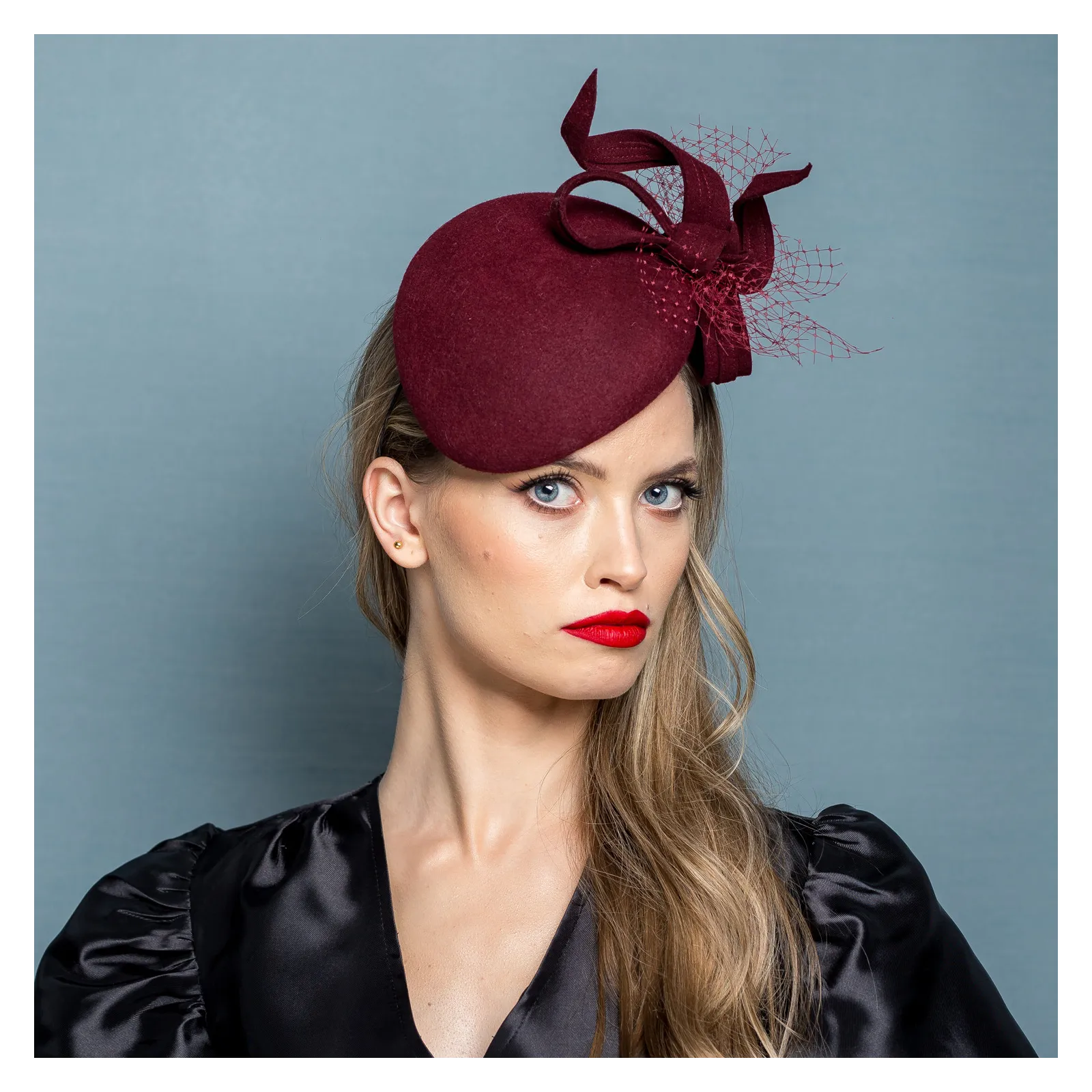 Ozdobne nakrycie głowy- mały burgundowy kapelusz.