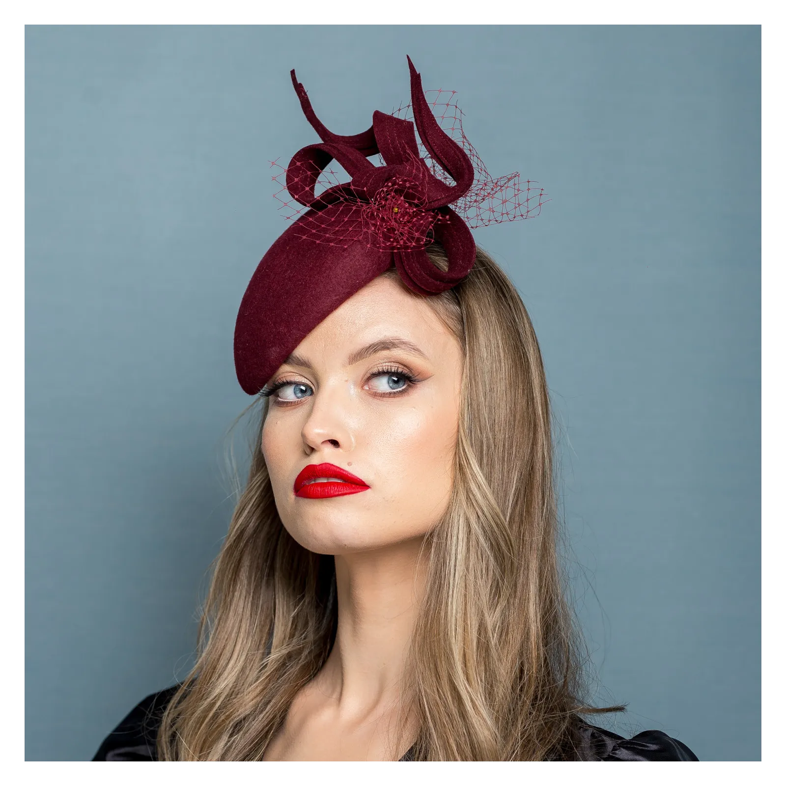 Ozdobne nakrycie głowy- mały burgundowy kapelusz.