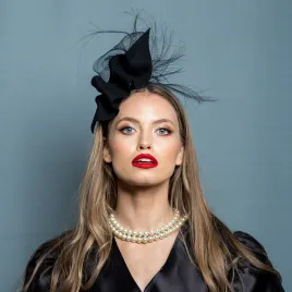 Czarny okazały fascynator.