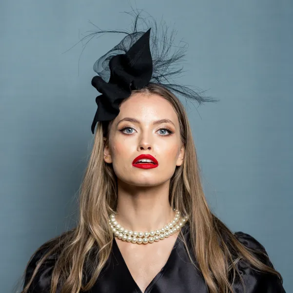 Czarny okazały fascynator.