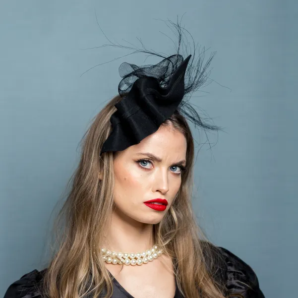 Czarny okazały fascynator.