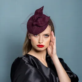 Bakłażanowy toczek z falującą kokardą i woalką.