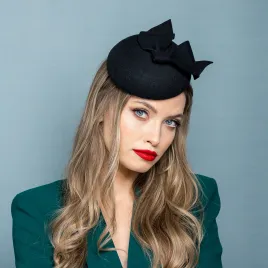 Czarne eleganckie nakrycie głowy kokardą.