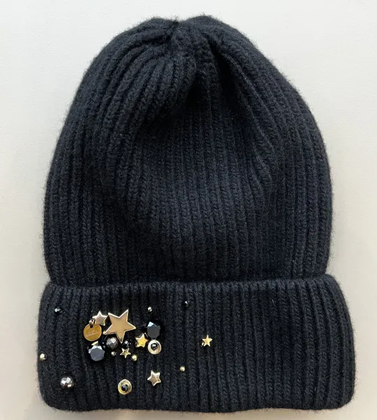 Czarna wełniana czapka z kryształkami i gwiazdkami.